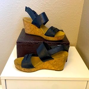 CLOSE OUT! make an offer! Ugg wedge sandals